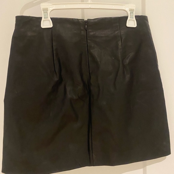 Embroidered leather black mini skirt. - Picture 2 of 3